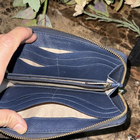 4 MICHAEL KORS low start WALLET EUC BUNDLE - Picture 10 of 12